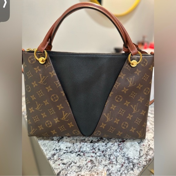 Louis Vuitton V tote Shoulder Bag - Picture 3 of 8
